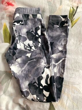 HUE Floral Jean-Look Leggings - Black, Gray and White